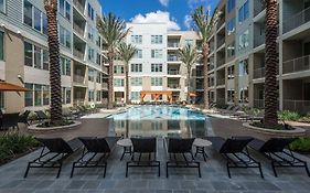 Luxury 1Br Condo Wbalcony - Galleriariver Oak